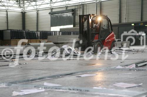 (C) fotodienst/Anna Rauchenberger - Wien, 03.07.2008 -  RIGIPS: Abbau des Fancamp. FOTO: Arbeiter bauen in rasantem Tempo die einst ebenso schnell erbaute Unterkuft für Fußballfans ab. 