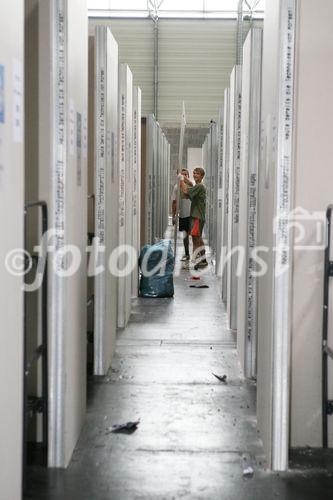 (C) fotodienst/Anna Rauchenberger - Wien, 03.07.2008 -  RIGIPS: Abbau des Fancamp. FOTO: Arbeiter bauen in rasantem Tempo die einst ebenso schnell erbaute Unterkuft für Fußballfans ab. 