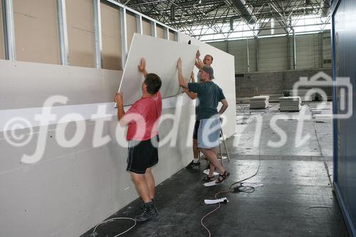 (C) fotodienst/Anna Rauchenberger - Wien, 03.07.2008 -  RIGIPS: Abbau des Fancamp. FOTO: Arbeiter bauen in rasantem Tempo die einst ebenso schnell erbaute Unterkuft für Fußballfans ab. 