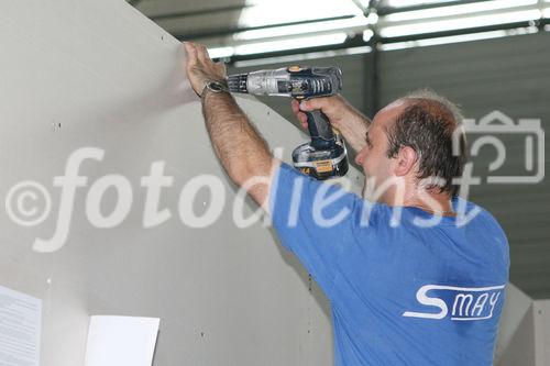 (C) fotodienst/Anna Rauchenberger - Wien, 03.07.2008 -  RIGIPS: Abbau des Fancamp. FOTO: Arbeiter bauen in rasantem Tempo die einst ebenso schnell erbaute Unterkuft für Fußballfans ab. 