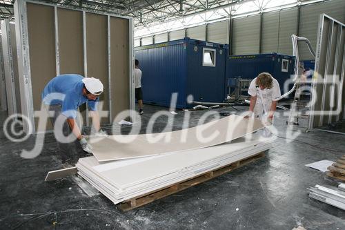 (C) fotodienst/Anna Rauchenberger - Wien, 03.07.2008 -  RIGIPS: Abbau des Fancamp. FOTO: Arbeiter bauen in rasantem Tempo die einst ebenso schnell erbaute Unterkuft für Fußballfans ab. 