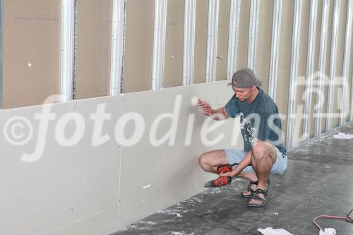 (C) fotodienst/Anna Rauchenberger - Wien, 03.07.2008 -  RIGIPS: Abbau des Fancamp. FOTO: Arbeiter bauen in rasantem Tempo die einst ebenso schnell erbaute Unterkuft für Fußballfans ab. 