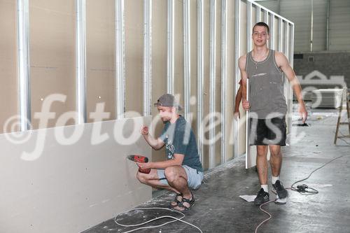 (C) fotodienst/Anna Rauchenberger - Wien, 03.07.2008 -  RIGIPS: Abbau des Fancamp. FOTO: Arbeiter bauen in rasantem Tempo die einst ebenso schnell erbaute Unterkuft für Fußballfans ab. 