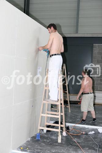 (C) fotodienst/Anna Rauchenberger - Wien, 03.07.2008 -  RIGIPS: Abbau des Fancamp. FOTO: Arbeiter bauen in rasantem Tempo die einst ebenso schnell erbaute Unterkuft für Fußballfans ab. 