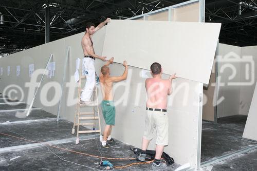 (C) fotodienst/Anna Rauchenberger - Wien, 03.07.2008 -  RIGIPS: Abbau des Fancamp. FOTO: Arbeiter bauen in rasantem Tempo die einst ebenso schnell erbaute Unterkuft für Fußballfans ab. 