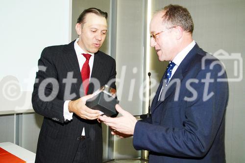 (c) fotodienst/Dan Carabas - Wien 03.07.08 - Shareholder Value Award - FOTO: v.li.: Univ. Doz. Dr. Werner Hoffmann, (Contrast Management Consulting), David Davies (OMV)