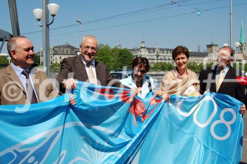 Zürcher Stadt- und Regierungsräte von Zürich holen die letzte UEfa-Flagge auf der Quaibrücke beim Bellevue ein