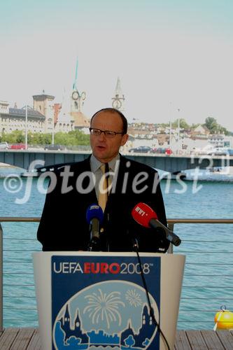 Der Zürcher Schul- und Sportamt-Vorsteher hält eine lobende Rede an der Schlussbilanz der Euro 2008-Medienkonferenz 