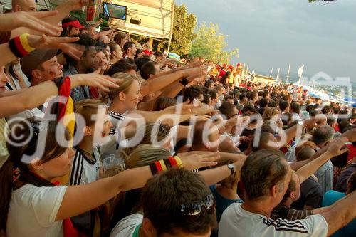 Uefa-Sportereignis, Euro 2008: Hunderte von Deutschen Fans am Zürichsee feuern ihrer Mannschaft im Finale an. Hundrets of german fans celebrating their footballteam at lake Zürich, where you could see more Germans that Swiss people