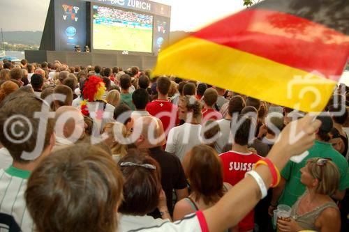 Euro 2008: Hunderte von Deutschen Fans am Zürichsee feuern ihrer Mannschaft im Finale an. Hundrets of german fans celebrating their footballteam at lake Zürich