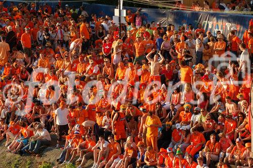 Ein Meer von Oranje-Fans auf der Basler Rheintribune in der Fanzone vor der Niederlage und dem Ausscheiden ihrer Fussballmannschaft an der Euor 2008. An ocean of Oranje-Football-fans standign and siting on the Rhein-tribune in Basle bevore the game Russia-Holland.