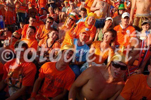 Ein Meer von Oranje-Fans auf der Basler Rheintribune in der Fanzone vor der Niederlage und dem Ausscheiden ihrer Fussballmannschaft an der Eurir 2008. An ocean of Oranje-Football-fans standign and siting on the Rhein-tribune in Basle bevore the game Russia-Holland.