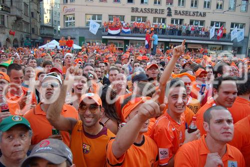 Euro 2008: Ein Meer von Oranje-Fans versammelt sich auf der Basler Marktplatz. Oranje-Revolution auf dem Basler MArktplatz vor der fatalen Niederlage gegen die Russen. An ocean of Oranje-Fans coming together in the Market-place in Basel. Here they lost against the 
russians. 