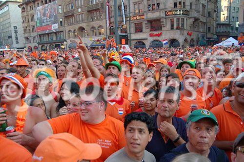 Euro 2008: Ein Meer von Oranje-Fans versammelt sich auf der Basler Marktplatz. Oranje-Revolution auf dem Basler MArktplatz vor der fatalen Niederlage gegen die Russen. An ocean of Oranje-Fans coming together in the Market-place in Basel. Here they lost against the