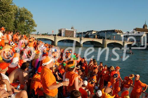 Ein Meer von Oranje-Fans auf der Basler Rheintribune in der Fanzone vor der Niederlage und dem Ausscheiden ihrer Fussballmannschaft an der Eurir 2008. An ocean of Oranje-Football-fans standign and siting on the Rhein-tribune in Basle bevore the game Russia-Holland.