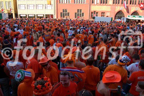 Ein Meer von Oranje-Fans auf der Basler Rheintribune in der Fanzone vor der Niederlage und dem Ausscheiden ihrer Fussballmannschaft an der Euor 2008. An ocean of Oranje-Football-fans standign on in Basels market-place in front of the city council and before the game Russia-Holland.