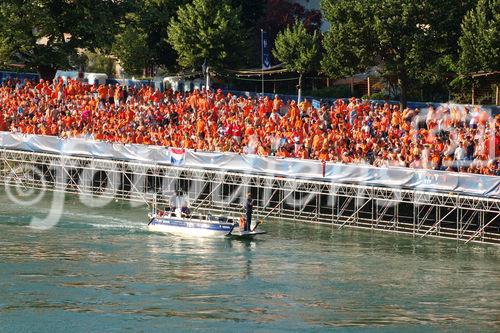 Ein Meer von Oranje-Fans auf der Basler Rheintribune in der Fanzone vor der Niederlage und dem Ausscheiden ihrer Fussballmannschaft an der Euor 2008. An ocean of Oranje-Football-fans standign and siting on the Rhein-tribune in Basel bevore the game Russia-Holland.