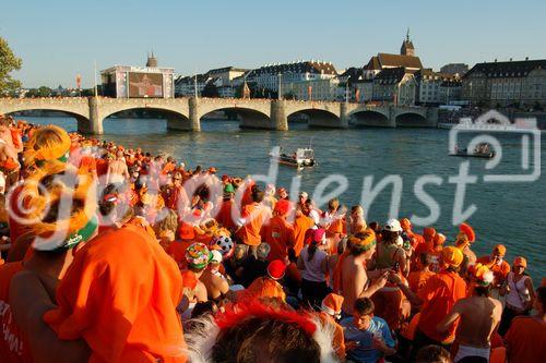 Ein Meer von Oranje-Fans auf der Basler Rheintribune in der Fanzone vor der Niederlage und dem Ausscheiden ihrer Fussballmannschaft an der Euor 2008. An ocean of Oranje-Football-fans standign and siting on the Rhein-tribune in Basle bevore the game Russia-Holland.