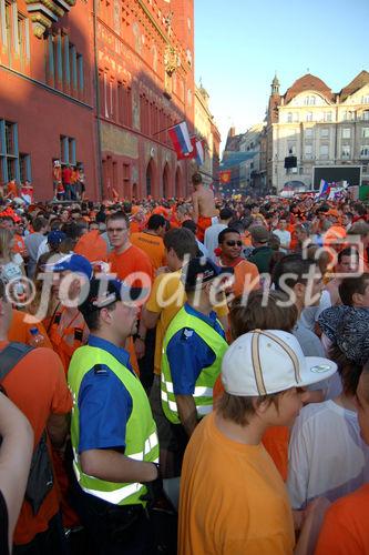 Euro 2008: Ein Meer von Oranje-Fans versammelt sich auf der Basler Marktplatz. Oranje-Revolution auf dem Basler MArktplatz vor der fatalen Niederlage gegen die Russen. An ocean of Oranje-Fans coming together in the Market-place in Basel. Here they lost against the