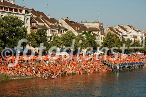 Ein Meer von Oranje-Fans auf der Basler Rheintribune in der Fanzone vor der Niederlage und dem Ausscheiden ihrer Fussballmannschaft an der Euor 2008. An ocean of Oranje-Football-fans standign and siting on the Rhein-tribune in Basle bevore the game Russia-Holland.