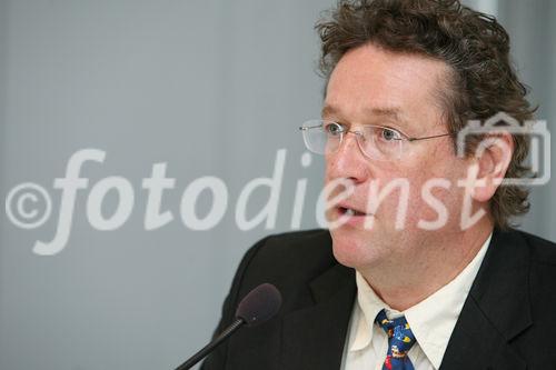 (C) fotodienst/Anna Rauchenberger - Wien, 27.06.2008 -  ISPA Forum 'EU Rechtsrahmen - Sicherheit durch Regulierung?'. Rudolf Strohmeier (EU Kommission), Othmar Karas (Europäisches Parlament) und Sarah Brabender (EuroISPA) präsentieren die Vorschläge für eine Überarbeitung des europäischen Rechtsrahmens für elektronische Kommunikationsnetze und -dienste. FOTO: Kurt Einzinger (ISPA Generalsekretär, EuroISPA, PSG ENISA)