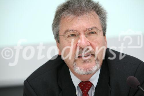 (C) fotodienst/Anna Rauchenberger - Wien, 27.06.2008 -  ISPA Forum 'EU Rechtsrahmen - Sicherheit durch Regulierung?'. Rudolf Strohmeier (EU Kommission), Othmar Karas (Europäisches Parlament) und Sarah Brabender (EuroISPA) präsentieren die Vorschläge für eine Überarbeitung des europäischen Rechtsrahmens für elektronische Kommunikationsnetze und -dienste. FOTO: Rudolf Strohmeier (EU Kommission)