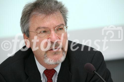 (C) fotodienst/Anna Rauchenberger - Wien, 27.06.2008 -  ISPA Forum 'EU Rechtsrahmen - Sicherheit durch Regulierung?'. Rudolf Strohmeier (EU Kommission), Othmar Karas (Europäisches Parlament) und Sarah Brabender (EuroISPA) präsentieren die Vorschläge für eine Überarbeitung des europäischen Rechtsrahmens für elektronische Kommunikationsnetze und -dienste. FOTO: Rudolf Strohmeier (EU Kommission)