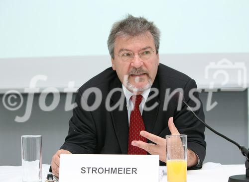 (C) fotodienst/Anna Rauchenberger - Wien, 27.06.2008 -  ISPA Forum 'EU Rechtsrahmen - Sicherheit durch Regulierung?'. Rudolf Strohmeier (EU Kommission), Othmar Karas (Europäisches Parlament) und Sarah Brabender (EuroISPA) präsentieren die Vorschläge für eine Überarbeitung des europäischen Rechtsrahmens für elektronische Kommunikationsnetze und -dienste. FOTO: Rudolf Strohmeier (EU Kommission)