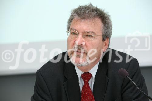 (C) fotodienst/Anna Rauchenberger - Wien, 27.06.2008 -  ISPA Forum 'EU Rechtsrahmen - Sicherheit durch Regulierung?'. Rudolf Strohmeier (EU Kommission), Othmar Karas (Europäisches Parlament) und Sarah Brabender (EuroISPA) präsentieren die Vorschläge für eine Überarbeitung des europäischen Rechtsrahmens für elektronische Kommunikationsnetze und -dienste. FOTO: Rudolf Strohmeier (EU Kommission)