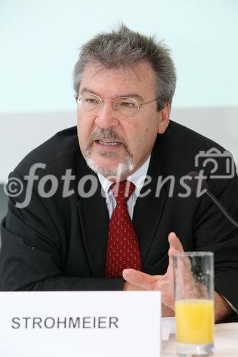 (C) fotodienst/Anna Rauchenberger - Wien, 27.06.2008 -  ISPA Forum 'EU Rechtsrahmen - Sicherheit durch Regulierung?'. Rudolf Strohmeier (EU Kommission), Othmar Karas (Europäisches Parlament) und Sarah Brabender (EuroISPA) präsentieren die Vorschläge für eine Überarbeitung des europäischen Rechtsrahmens für elektronische Kommunikationsnetze und -dienste. FOTO: Rudolf Strohmeier (EU Kommission)