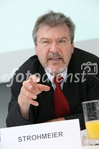 (C) fotodienst/Anna Rauchenberger - Wien, 27.06.2008 -  ISPA Forum 'EU Rechtsrahmen - Sicherheit durch Regulierung?'. Rudolf Strohmeier (EU Kommission), Othmar Karas (Europäisches Parlament) und Sarah Brabender (EuroISPA) präsentieren die Vorschläge für eine Überarbeitung des europäischen Rechtsrahmens für elektronische Kommunikationsnetze und -dienste. FOTO: Rudolf Strohmeier (EU Kommission)