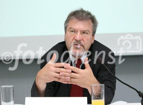 (C) fotodienst/Anna Rauchenberger - Wien, 27.06.2008 -  ISPA Forum 'EU Rechtsrahmen - Sicherheit durch Regulierung?'. Rudolf Strohmeier (EU Kommission), Othmar Karas (Europäisches Parlament) und Sarah Brabender (EuroISPA) präsentieren die Vorschläge für eine Überarbeitung des europäischen Rechtsrahmens für elektronische Kommunikationsnetze und -dienste. FOTO: Rudolf Strohmeier (EU Kommission)