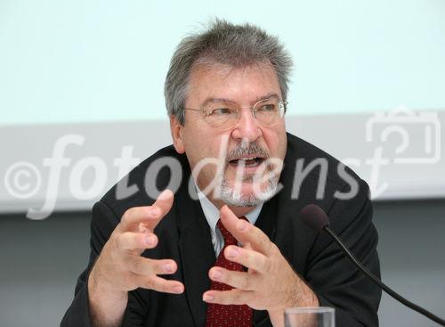 (C) fotodienst/Anna Rauchenberger - Wien, 27.06.2008 -  ISPA Forum 'EU Rechtsrahmen - Sicherheit durch Regulierung?'. Rudolf Strohmeier (EU Kommission), Othmar Karas (Europäisches Parlament) und Sarah Brabender (EuroISPA) präsentieren die Vorschläge für eine Überarbeitung des europäischen Rechtsrahmens für elektronische Kommunikationsnetze und -dienste. FOTO: Rudolf Strohmeier (EU Kommission)