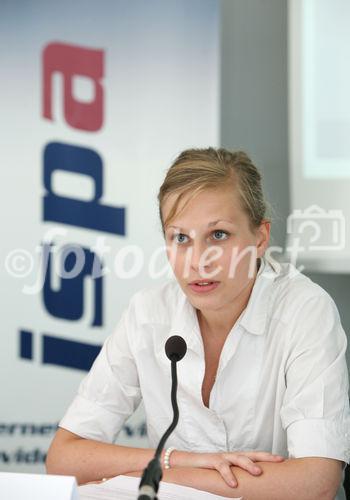 (C) fotodienst/Anna Rauchenberger - Wien, 27.06.2008 -  ISPA Forum 'EU Rechtsrahmen - Sicherheit durch Regulierung?'. Rudolf Strohmeier (EU Kommission), Othmar Karas (Europäisches Parlament) und Sarah Brabender (EuroISPA) präsentieren die Vorschläge für eine Überarbeitung des europäischen Rechtsrahmens für elektronische Kommunikationsnetze und -dienste. FOTO: Sarah Brabender (EuroISPA)