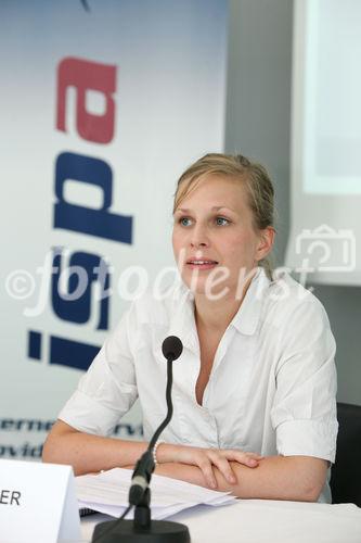 (C) fotodienst/Anna Rauchenberger - Wien, 27.06.2008 -  ISPA Forum 'EU Rechtsrahmen - Sicherheit durch Regulierung?'. Rudolf Strohmeier (EU Kommission), Othmar Karas (Europäisches Parlament) und Sarah Brabender (EuroISPA) präsentieren die Vorschläge für eine Überarbeitung des europäischen Rechtsrahmens für elektronische Kommunikationsnetze und -dienste. FOTO: Sarah Brabender (EuroISPA)