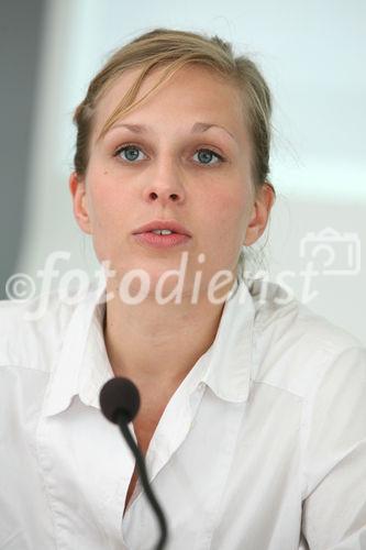 (C) fotodienst/Anna Rauchenberger - Wien, 27.06.2008 -  ISPA Forum 'EU Rechtsrahmen - Sicherheit durch Regulierung?'. Rudolf Strohmeier (EU Kommission), Othmar Karas (Europäisches Parlament) und Sarah Brabender (EuroISPA) präsentieren die Vorschläge für eine Überarbeitung des europäischen Rechtsrahmens für elektronische Kommunikationsnetze und -dienste. FOTO: Sarah Brabender (EuroISPA)