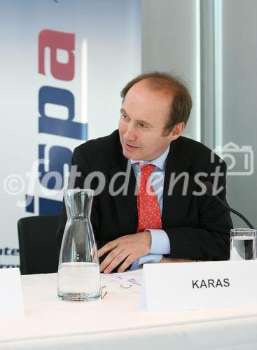 (C) fotodienst/Anna Rauchenberger - Wien, 27.06.2008 -  ISPA Forum 'EU Rechtsrahmen - Sicherheit durch Regulierung?'. Rudolf Strohmeier (EU Kommission), Othmar Karas (Europäisches Parlament) und Sarah Brabender (EuroISPA) präsentieren die Vorschläge für eine Überarbeitung des europäischen Rechtsrahmens für elektronische Kommunikationsnetze und -dienste. FOTO: Othmar Karas (Abgeordneter des Europäischen Parlaments)