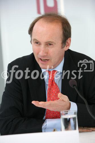 (C) fotodienst/Anna Rauchenberger - Wien, 27.06.2008 -  ISPA Forum 'EU Rechtsrahmen - Sicherheit durch Regulierung?'. Rudolf Strohmeier (EU Kommission), Othmar Karas (Europäisches Parlament) und Sarah Brabender (EuroISPA) präsentieren die Vorschläge für eine Überarbeitung des europäischen Rechtsrahmens für elektronische Kommunikationsnetze und -dienste. FOTO: Othmar Karas (Abgeordneter des Europäischen Parlaments)