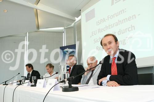 (C) fotodienst/Anna Rauchenberger - Wien, 27.06.2008 -  ISPA Forum 'EU Rechtsrahmen - Sicherheit durch Regulierung?'. Rudolf Strohmeier (EU Kommission), Othmar Karas (Europäisches Parlament) und Sarah Brabender (EuroISPA) präsentieren die Vorschläge für eine Überarbeitung des europäischen Rechtsrahmens für elektronische Kommunikationsnetze und -dienste. FOTO: Kurt Einzinger (ISPA Generalsekretär, EuroISPA, PSG ENISA), Sarah Brabender (EuroISPA), Rudolf Strohmeier (EU Kommission), Alfred Stratil (Europäischer Rat, BMVIT), Othmar Karas (Abgeordneter des Europäischen Parlaments)