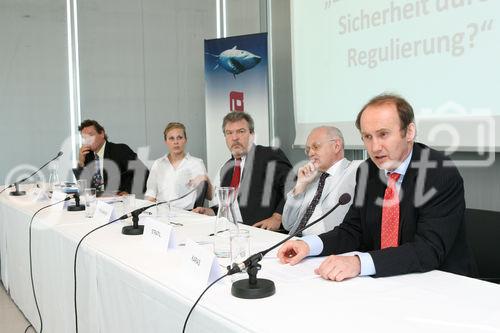 (C) fotodienst/Anna Rauchenberger - Wien, 27.06.2008 -  ISPA Forum 'EU Rechtsrahmen - Sicherheit durch Regulierung?'. Rudolf Strohmeier (EU Kommission), Othmar Karas (Europäisches Parlament) und Sarah Brabender (EuroISPA) präsentieren die Vorschläge für eine Überarbeitung des europäischen Rechtsrahmens für elektronische Kommunikationsnetze und -dienste. FOTO: Kurt Einzinger (ISPA Generalsekretär, EuroISPA, PSG ENISA), Sarah Brabender (EuroISPA), Rudolf Strohmeier (EU Kommission), Alfred Stratil (Europäischer Rat, BMVIT), Othmar Karas (Abgeordneter des Europäischen Parlaments)