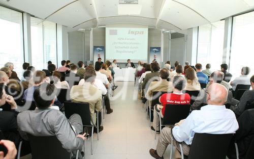 (C) fotodienst/Anna Rauchenberger - Wien, 27.06.2008 -  ISPA Forum 'EU Rechtsrahmen - Sicherheit durch Regulierung?'. Rudolf Strohmeier (EU Kommission), Othmar Karas (Europäisches Parlament) und Sarah Brabender (EuroISPA) präsentieren die Vorschläge für eine Überarbeitung des europäischen Rechtsrahmens für elektronische Kommunikationsnetze und -dienste. FOTO: Kurt Einzinger (ISPA Generalsekretär, EuroISPA, PSG ENISA), Sarah Brabender (EuroISPA), Rudolf Strohmeier (EU Kommission), Alfred Stratil (Europäischer Rat, BMVIT), Othmar Karas (Abgeordneter des Europäischen Parlaments)