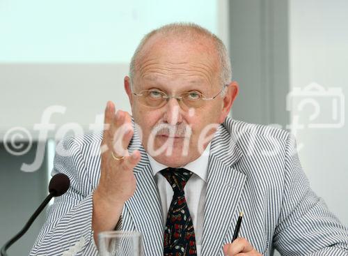 (C) fotodienst/Anna Rauchenberger - Wien, 27.06.2008 -  ISPA Forum 'EU Rechtsrahmen - Sicherheit durch Regulierung?'. Rudolf Strohmeier (EU Kommission), Othmar Karas (Europäisches Parlament) und Sarah Brabender (EuroISPA) präsentieren die Vorschläge für eine Überarbeitung des europäischen Rechtsrahmens für elektronische Kommunikationsnetze und -dienste. FOTO: Alfred Stratil (Europäischer Rat, BMVIT)