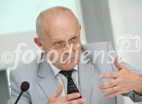 (C) fotodienst/Anna Rauchenberger - Wien, 27.06.2008 -  ISPA Forum 'EU Rechtsrahmen - Sicherheit durch Regulierung?'. Rudolf Strohmeier (EU Kommission), Othmar Karas (Europäisches Parlament) und Sarah Brabender (EuroISPA) präsentieren die Vorschläge für eine Überarbeitung des europäischen Rechtsrahmens für elektronische Kommunikationsnetze und -dienste. FOTO: Alfred Stratil (Europäischer Rat, BMVIT)