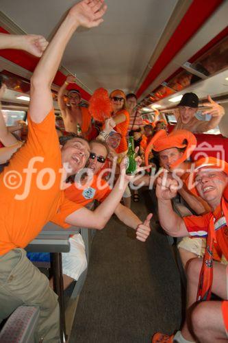 Die SBB war auf den Ansturm der Fussballfans gerüstet. Die Schweizerischen Bundesbahnen haben ihre grösste Herausforderung mit Bravour bewältigt und alle Aufgaben hervorragend gelöst. dutch-football-fans, public transport; switzerland; train-system,