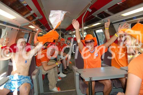 Uefa-Sportereignis Euro 2008; Die SBB war auf den Ansturm der Fussballfans gerüstet: Fröhliche, holländische Fussballfans machen es sich in der 1.Klasse der SBB gemütlich und feiern was das Zeug hält. Die Schweizerischen Bundesbahnen (SBB) haben ihre grösste Herausforderung mit Bravour bewältigt und alle Aufgaben hervorragend gelöst. fashion, dutch footballfans, public transport, switzerland, train-system,