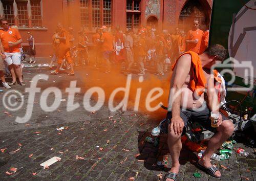 Holländische Fussballfans zünden eine Oranje-Raubombe auf dem BAsler MArktplatz. Dutch Firework from the footballfans coming to Basel for the last Euro 2008 Game. Holländisches Feuerwerk und Oranje-Rauchbombe in Basel auf dem MArktplatz