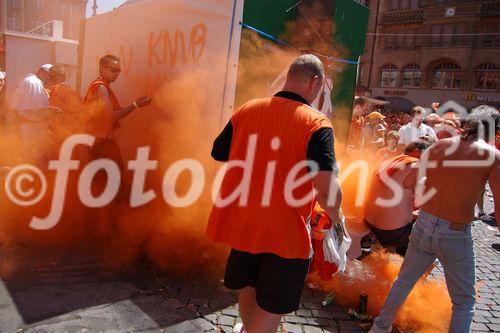 Holländische Fussballfans zünden eine Oranje-Raubombe auf dem BAsler MArktplatz. Dutch Firework from the footballfans coming to Basel for the last Euro 2008 Game. Holländisches Feuerwerk und Oranje-Rauchbombe in Basel auf dem MArktplatz, Hooligans, 