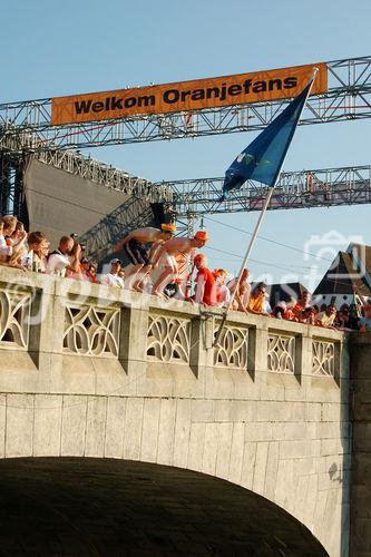 Toleranz + Gastfreundschaft: Die Oranje-Fans springen vor dem Euro 2008 Spiel gegen Russland keck von der Mittleren Brücke in den Rhein hinein und werden nicht für das Vergehen gebüsst. Dutch footballfans jumping from the bridge in Basels fanzone into the Rhein-River