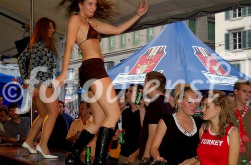 Tänzerinnen heizen die Stimmung der Fussballfans in der FAnmeile am Limmatquai auf.; Female Dancers are performing in front of the footballfans at the Euro 2008 games in the fanzone of Zürich