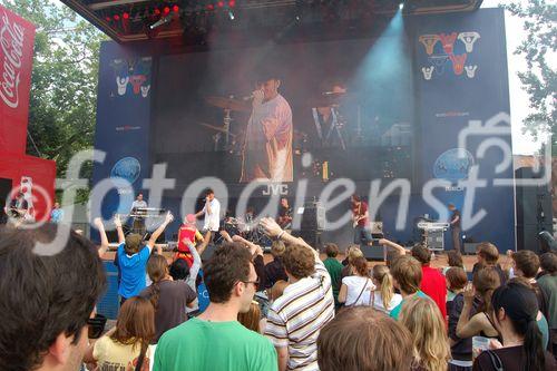 Viele Besucher kommen zu den Konzerten vor den Uefa Euro 2008 Fussball-Spielen in die Fan-Arena von Zürich